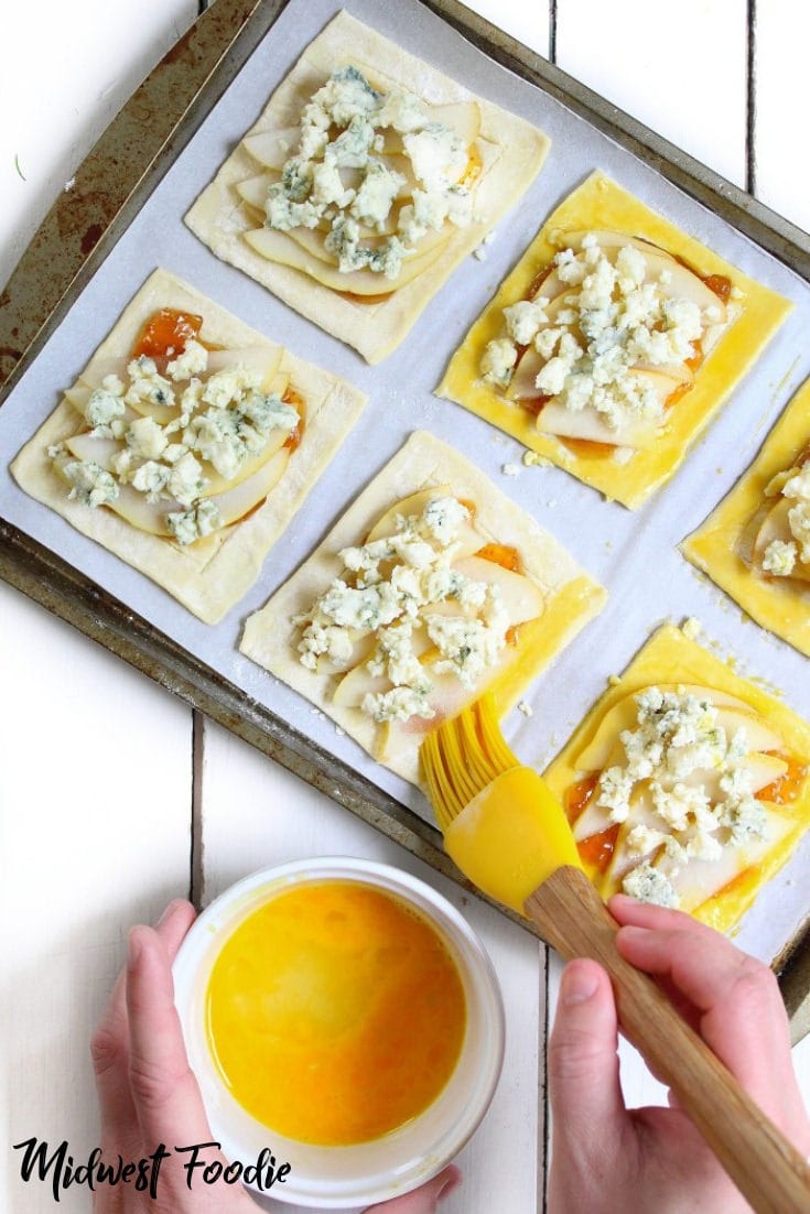 Fig Jam, Pear & Gorgonzola Tarts -- These fig jam, pear and Gorgonzola tarts are SO easy to make and oh so delicious. The perfect appetizer for your next party night or backyard barbecue! Simple, tasty and beautiful! #midwestfoodie #tarts #easy #simple #recipe #appetizer #partyfood #party #handheld #bites