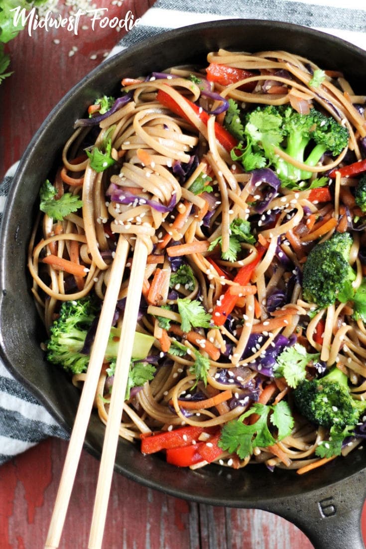15 Minute Vegan Lo Mein | Midwest Foodie | Looking for a quick weeknight meal? Want a dinner filled with fresh veggies and tons of flavor? Yeah, me too. So here's healthy recipe your family will love! #midwestfoodie #healthy #dinner #familydinner #weeknightmeal #vegan #vegetarian #quick #simple #recipe #broccoli