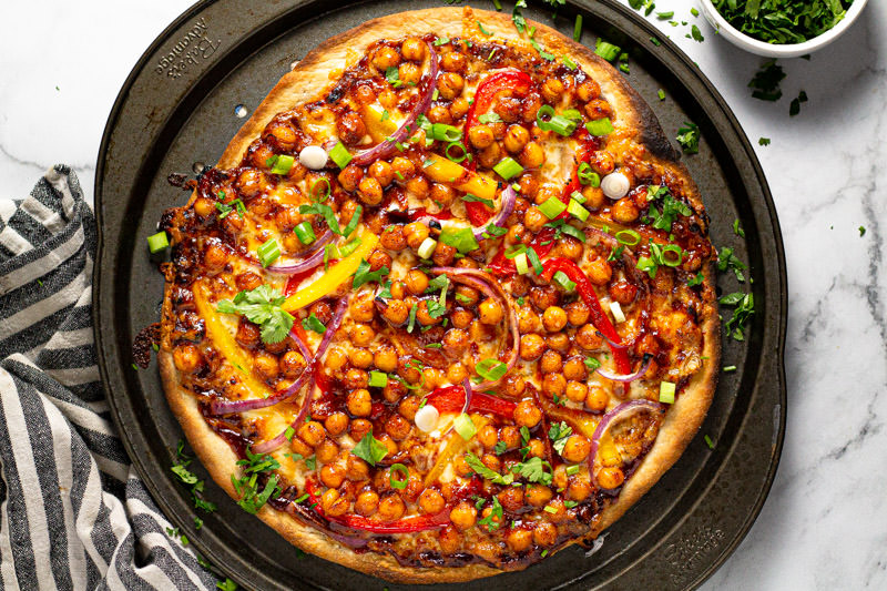 Photos showing how to assemble vegetarian barbecue pizza