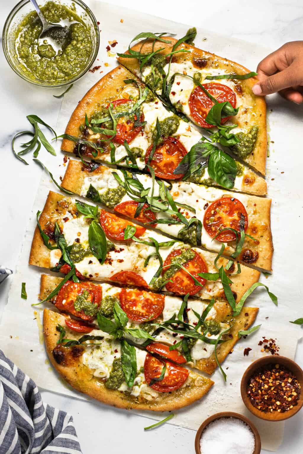 20-minute-margherita-flatbread-midwest-foodie