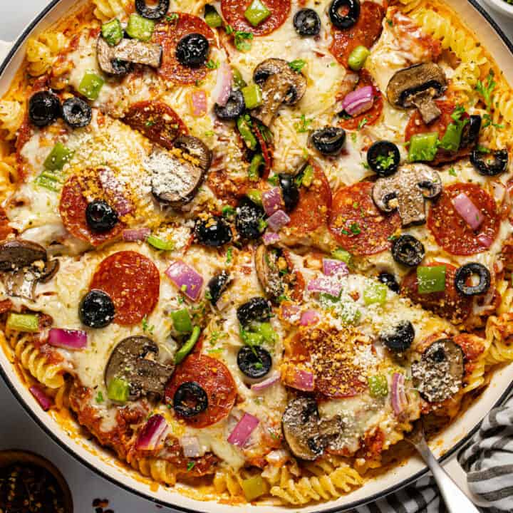 https://midwestfoodieblog.com/wp-content/uploads/2022/03/FINAL-pizza-casserole-1-4-720x720.jpg