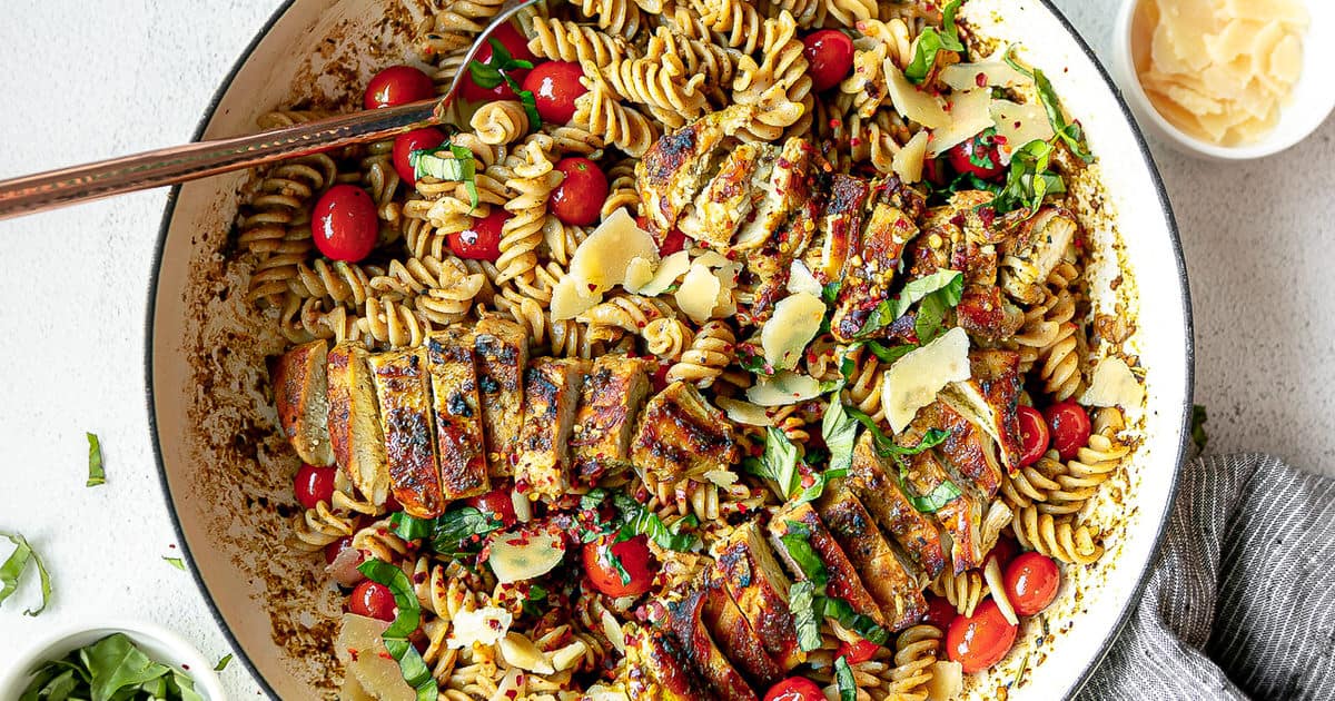 Lunch box-pesto pasta, marinated chicken with greek salad and baked  tomatoes — MajaMånborg