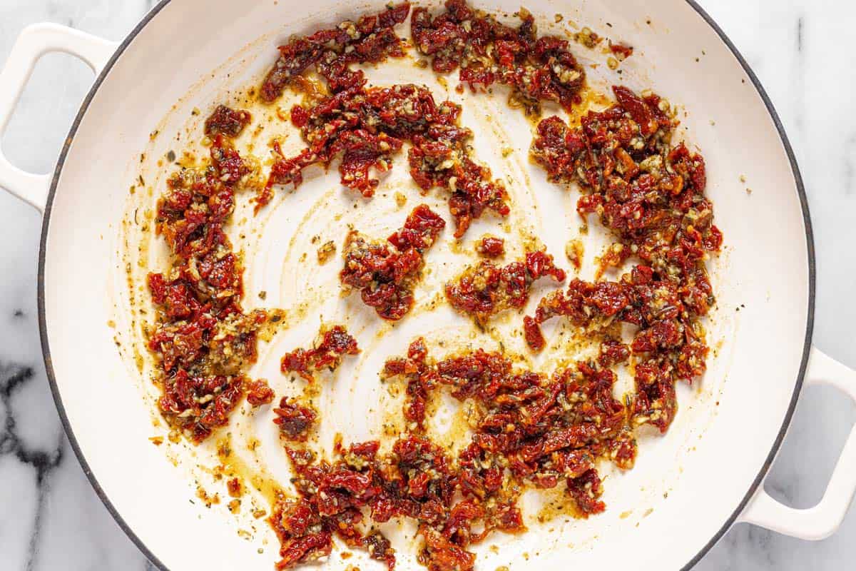 Pan filled with garlic and sun-dried tomatoes. 