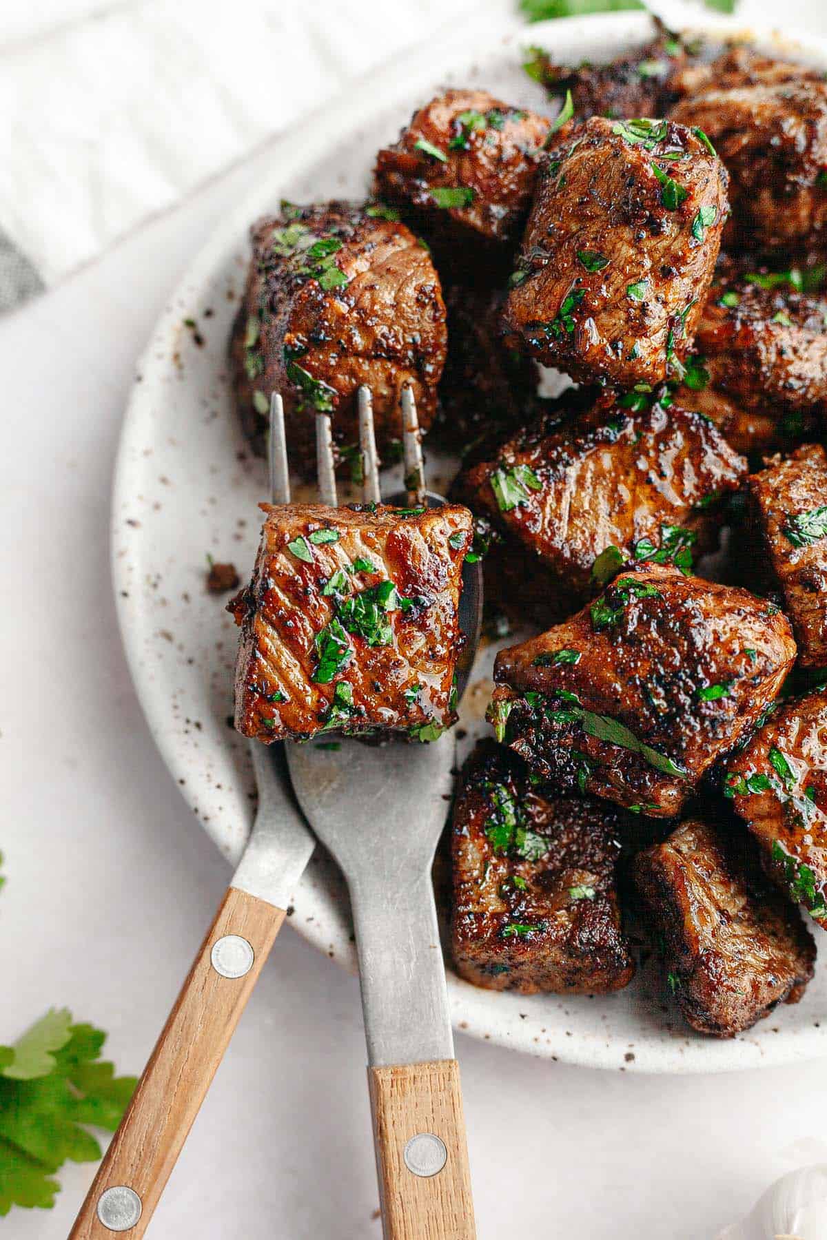 Close up of a plate of steak bites. 